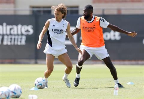 VIDEO: Rudiger hạ đo ván Modric trên sân tập